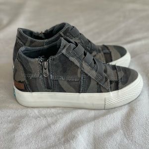 BLOWFISH MALIBU MAMBA HIDDEN WEDGE SNEAKER IN CAMO